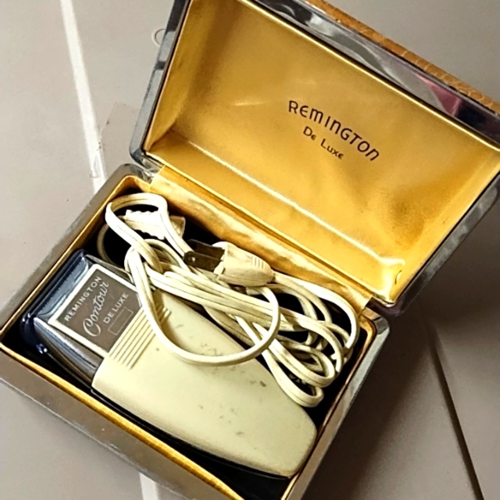 Old Vintage REMINGTON DeLUXE Electric Shaver in Original Box